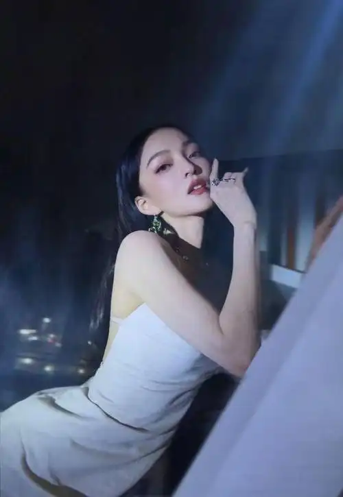 张韶涵这身材真绝了开叉裙大露背真敢穿水蛇腰令人羡慕