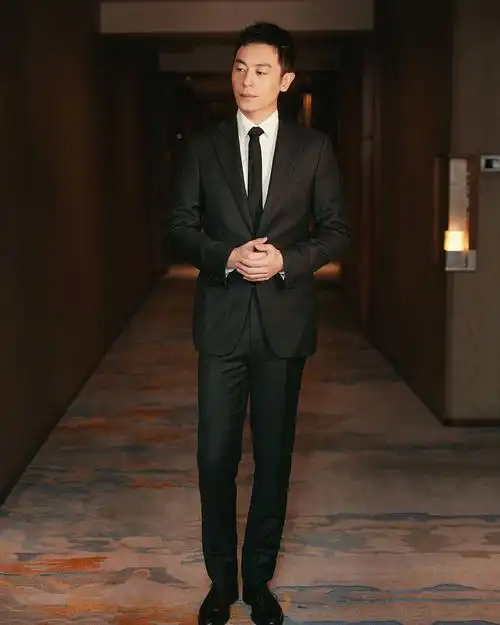 简介:朱亚文西装成熟型男魅力写真图片,分享一组朱亚文图片给大家,图