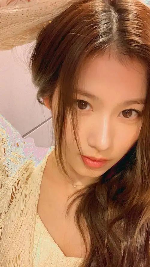 twice成员sana(凑崎纱夏),展示了自己的美貌和苗条的身材 51韩团 –