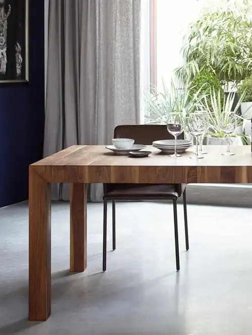 感受一下这张8cm厚板胡桃木餐桌的优雅气场