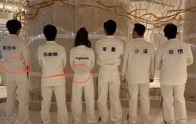 蔡徐坤的前队友朱正廷是健身狂魔,说到自己腰围时,还颇为凡尔赛.