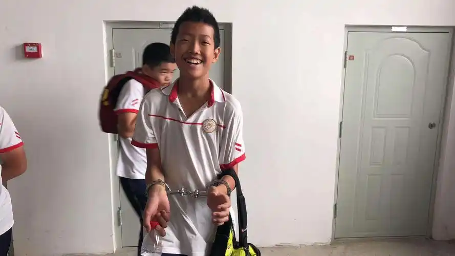 同学们带上手铐,体验警察.以后可不要真的带上手铐哦