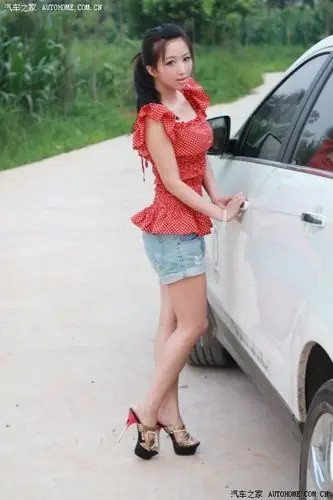 【媳妇当车模】 可爱漂亮媳妇 更新ing(新浪微博名:阿恬君)