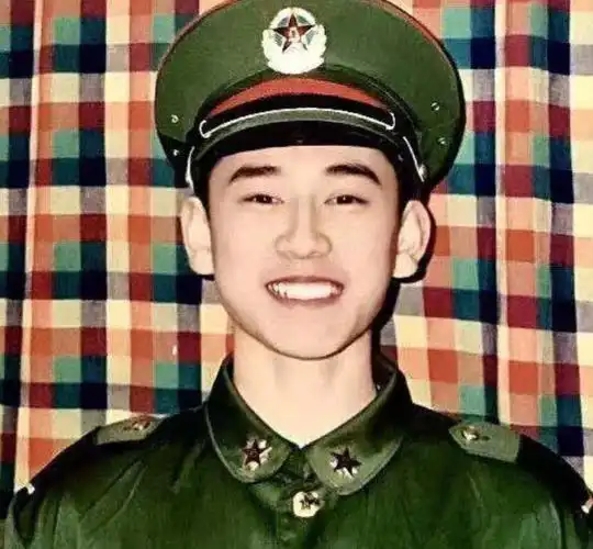 有一种"整容"叫钱枫,看到他早期军装照后,网友:这是一个人?