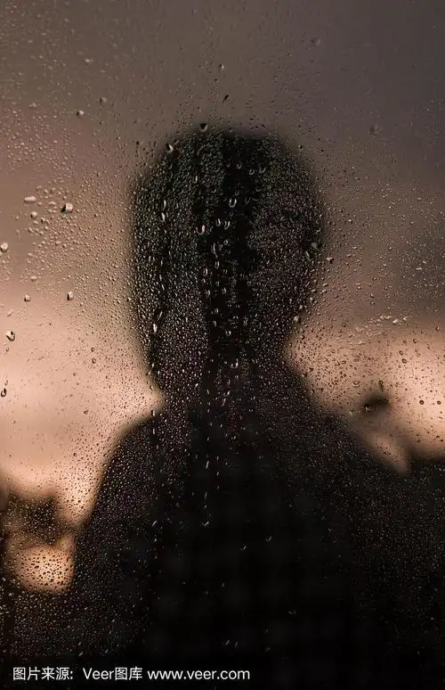 水滴窗玻璃后面的人影