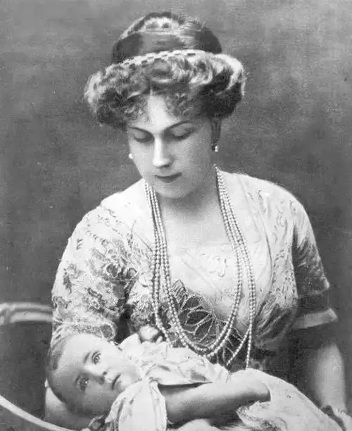 西班牙王室的传家宝:joyas de pasar珠宝系列,只能传给君主