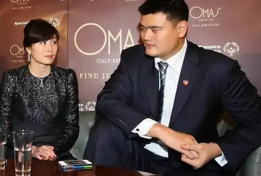 叶莉,篮球明星姚明的妻子.两个人年幼相识,几经辗转才做到了一起.