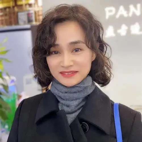 烫发可以提升发型的时髦感,拉高颜值和气质,但选择了不适合自己的卷发