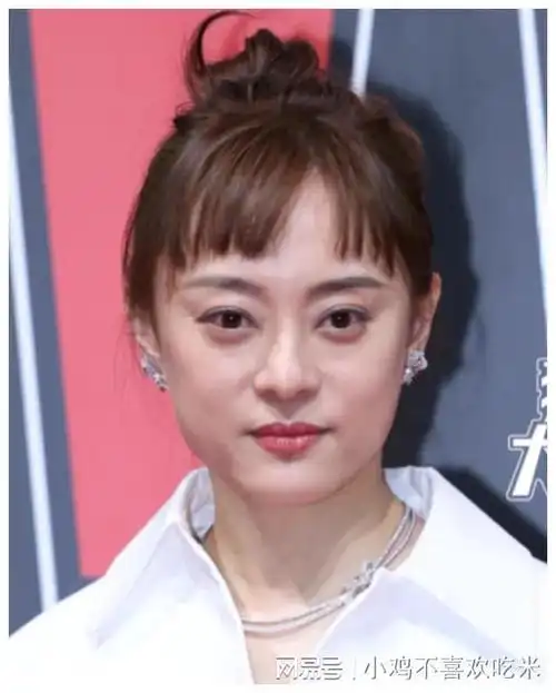 要知道以前的孙俪脸型细长,脸上看起来可是非常的精致的.