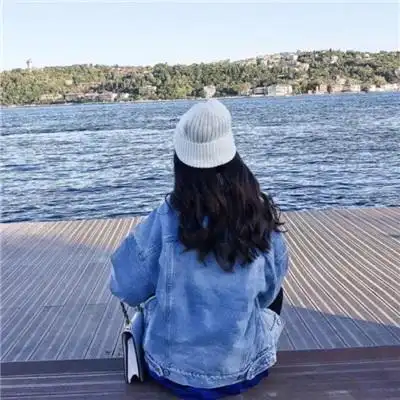 个性时尚戴帽子女生背影头像 我喜欢在雨中漫步