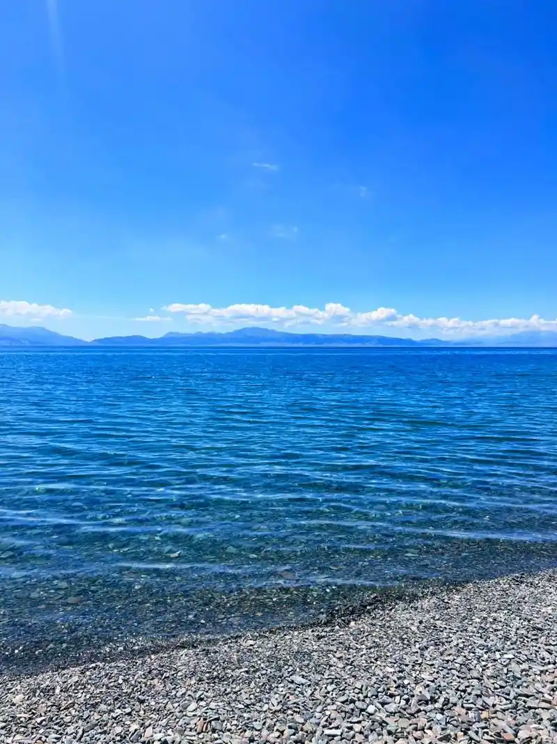 赛里木湖 #水天一色 #碧水蓝天 #神奇的大自然 #图文 - 抖音
