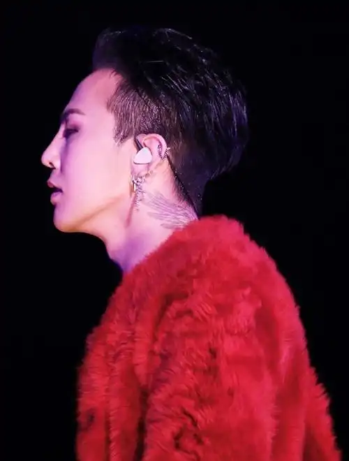 权志龙超话分享一组照片权志龙侧脸照片合集#权志龙#权志龙侧颜绝了!