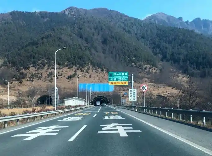 拖乌山隧道口(袁征 摄)