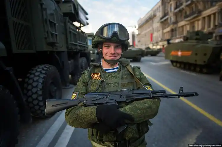 组图:俄罗斯红场阅兵高清照片曝光 坦克气势十足