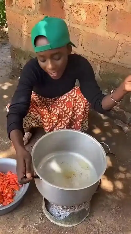 非洲黑人美女做饭,真是一点油都不浪费