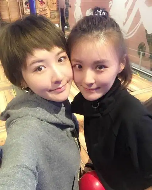 毛林林在一众闺蜜面前也是男友力十足,攻气爆表,嗯,忍住叫老公的冲动