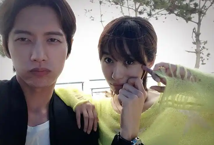 片方也顺势曝出两人片场花絮照,李菲儿与朴海镇自拍,时而俏皮卖萌