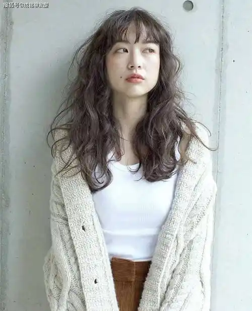 原创40岁的国字脸女性适合什么样的发型?短发减龄显瘦,中发有女人味