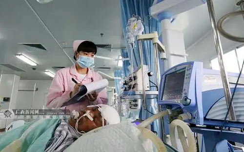 在柳州市融安县人民医院重症医学科,莫丽鲜记录重症患者呼吸机参数