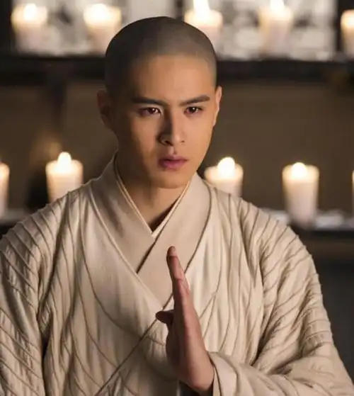 民间故事老和尚捡到一个婴儿孩子下山寻母半夜有女子来找他