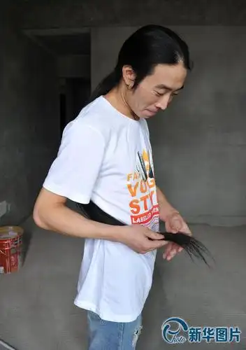 西安25岁的朱希留着长达一米多的长发.