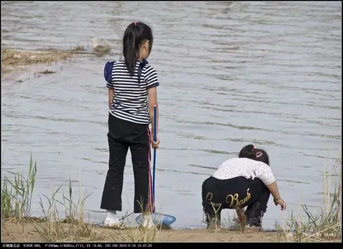 滨州湖边两个玩水的小姑娘