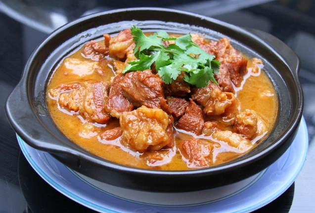 美味:芥蓝炒香肠,腐乳排骨,香芋牛肉煲,黑椒猪手