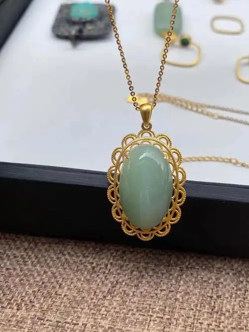 18k金镶嵌和田玉鸭蛋青吊坠挂件