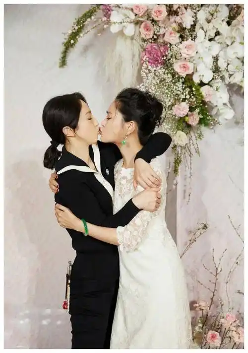 佟大为晒照为老婆庆生夫妻穿情侣装亲吻45岁关悦容貌身材极佳