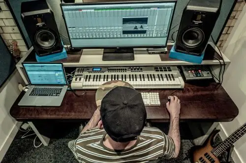 我们所有的音乐监督人和编曲人都毫无保留地相信adam