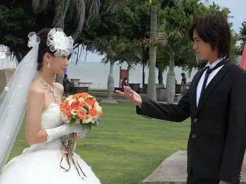 戚薇着婚纱拍摄跳海戏   新浪娱乐讯 由戚薇,唐嫣,邱泽