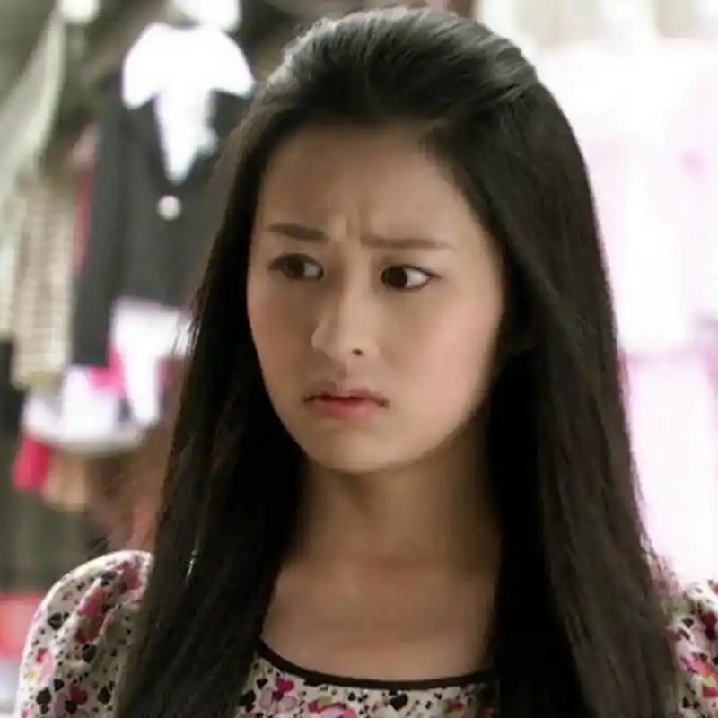 颖儿在千山暮雪中是带点婴儿肥的,但是还是好看的