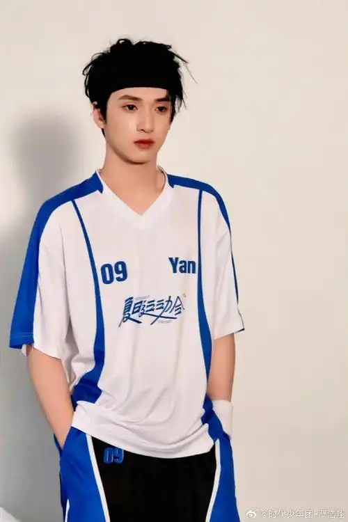 严浩翔超话02#严浩翔 熠立二十与光冠冕#    世间理想永远盛大而