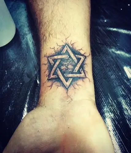 慕先生手腕石裂五角星纹身图案