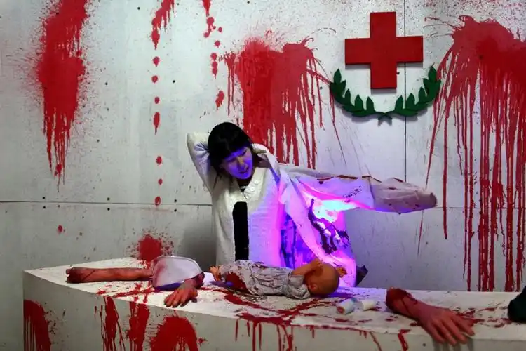 记录鬼屋女护士的一天工作内容每天吓人图