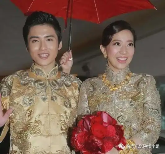 (当年在婚礼上的蔡加赞和汪圆圆)相比前面两位,还有一位大方的巨星