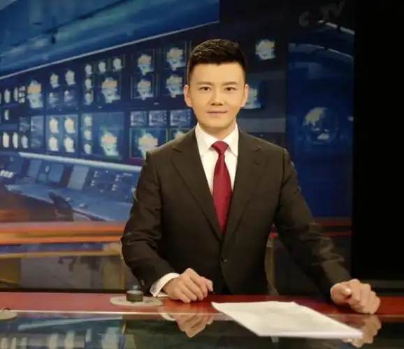 回顾严於信33岁主持新闻联播被誉康辉接班人苦尽甘来