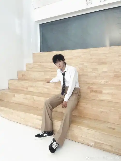 刘耀文冷脸学长