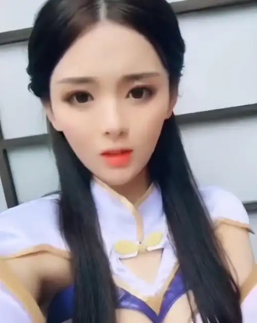 杨超越cos露娜尽显身材,看到张天爱cos的朱雀之后,我直接脸红了