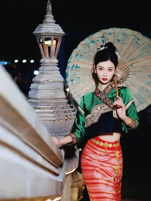 著名景点下的傣族美女写真图片