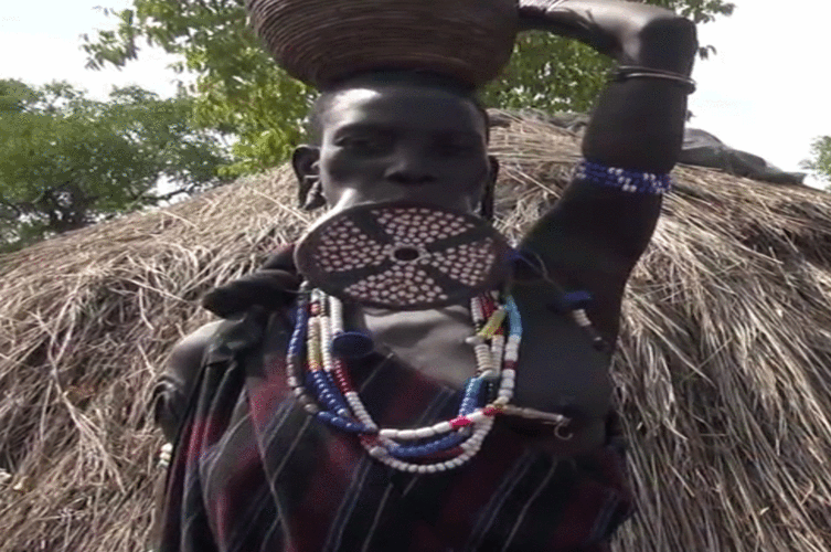 可怕的是非洲原始部落野人还是文明时代的游客?