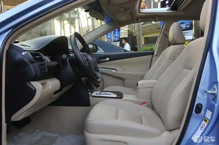 丰田凯美瑞 前排空间图
