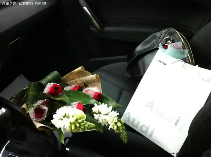 放在副驾驶座束玫瑰包挺看然后袋子里放4s店去订做手工巧克力盒玫瑰花