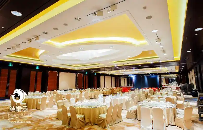 的南京玄武湖畔,位于三层的盛世堂无柱式大宴会厅面积达2100平方米,可