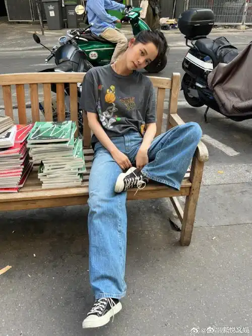 欧阳娜娜巴黎街拍##欧阳娜娜散发vs盘发