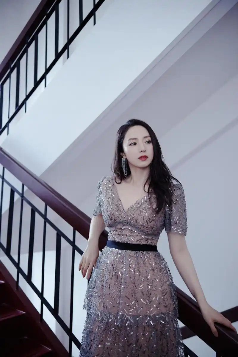 原创董璇厉害了穿一袭亮片收腰蛋糕裙高贵优雅意外减龄洋气