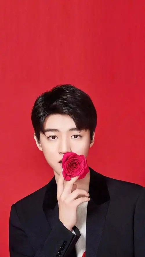 王俊凯与玫瑰花合拍合集,一起来过七夕吧