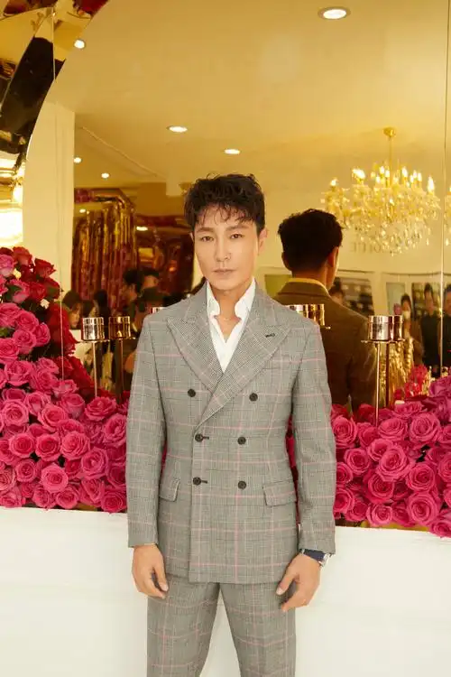 李宗翰格纹西装亮相活动优雅绅士气场惹人心动