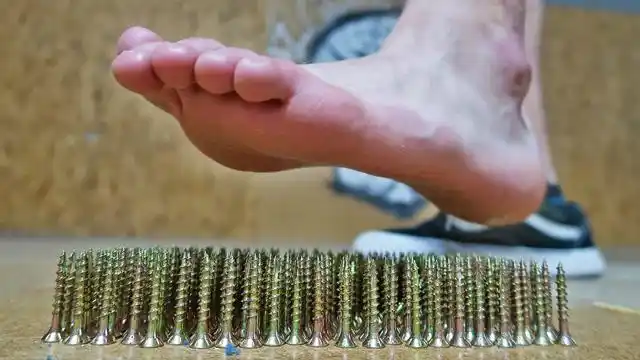 国外小伙" 作死"系列: 赤脚踩在钉子上会发生什么?结局出乎意料