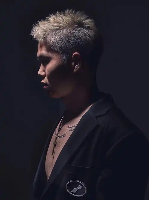 摄影:志峰哥哥这是为国内一大牌发型机构的高级发型师定制的一组个人